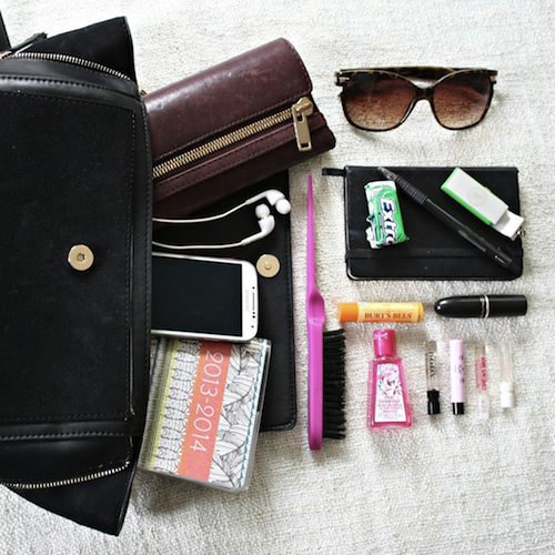 10 πράγματα που κάθε γυναίκα πρέπει να έχει στη τσάντα της